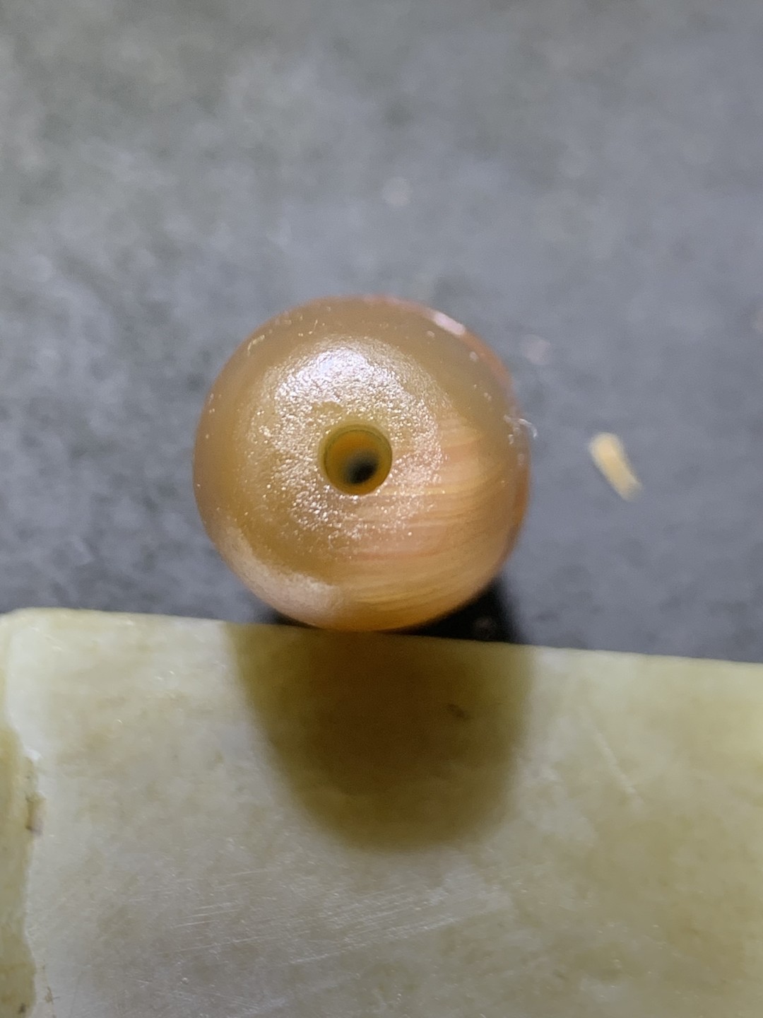 精美亚光高玉化巴西玛瑙手工雕刻鹦鹉大桶珠一个！寓意：英明神武