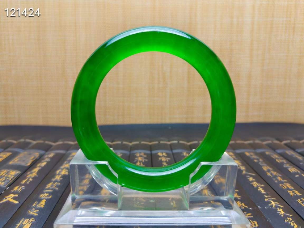 顶级龙石种帝王绿翡翠手镯一对，水头超好，莹光感超强，重88.5/91.3克