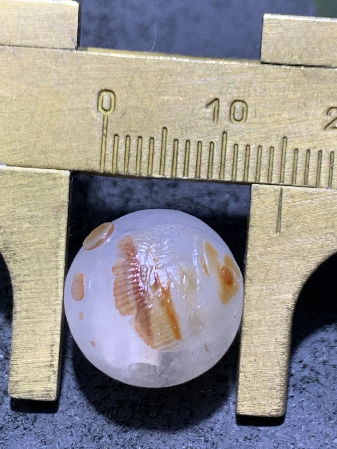 精美冰飘亚光战国红玛瑙手工俏色巧雕鱼钱币随形圆珠一个，