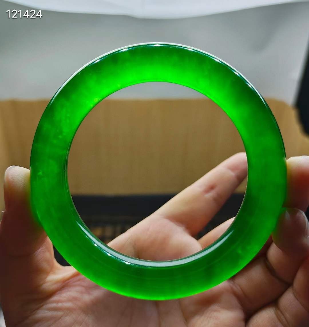 顶级龙石种帝王绿翡翠手镯一对，水头超好，莹光感超强，重88.5/91.3克