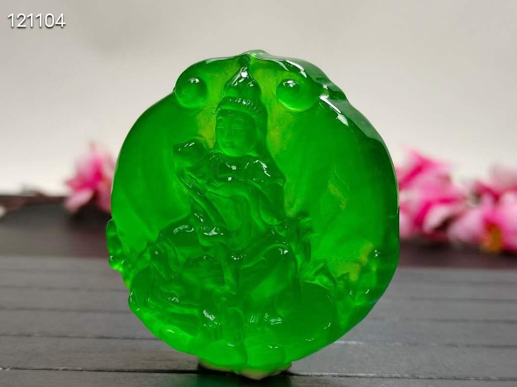 顶级龙石种帝王绿翡翠观音挂件，整料雕刻，水头超好，莹光感超强，重79.9克