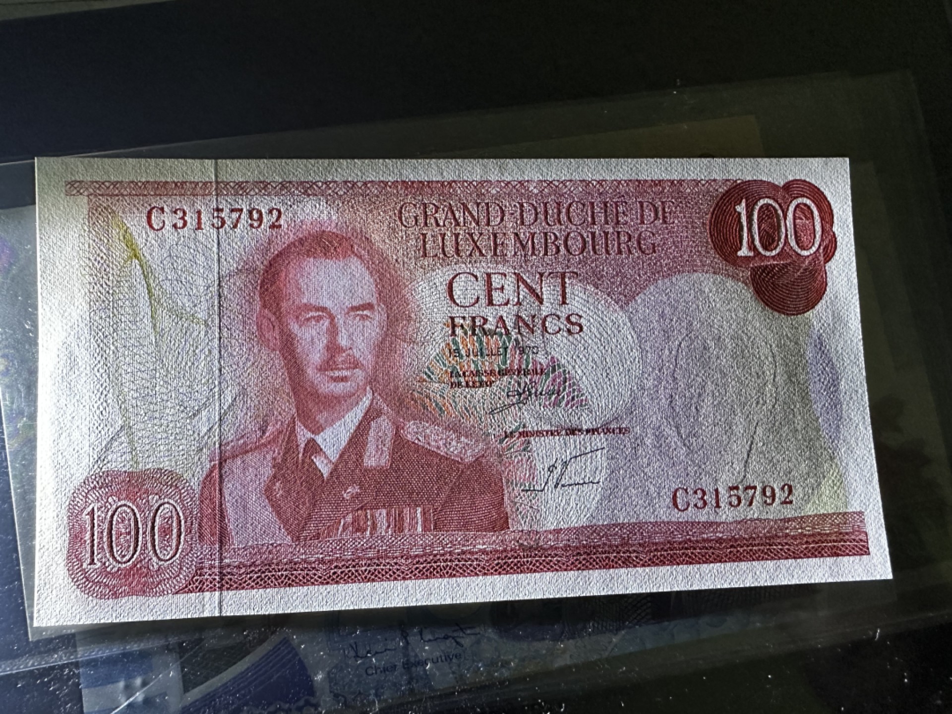 《外钞收藏家》第二百七十二期 1970年卢森堡100法郎 全新UNC 精美纸币