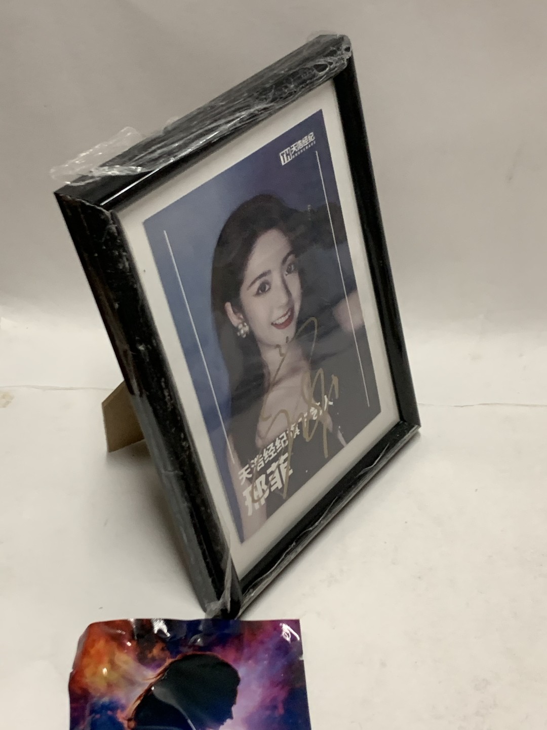 零元拍：邢菲 亲笔签名宣传卡，含精美镜框，拍中还送漫威正版X战警黑凤凰小摆件一枚。
