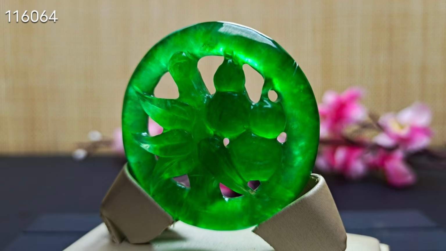 龙石种帝王绿翡翠镂空挂件，整料雕刻，水头超好，超级完美，莹光感超强