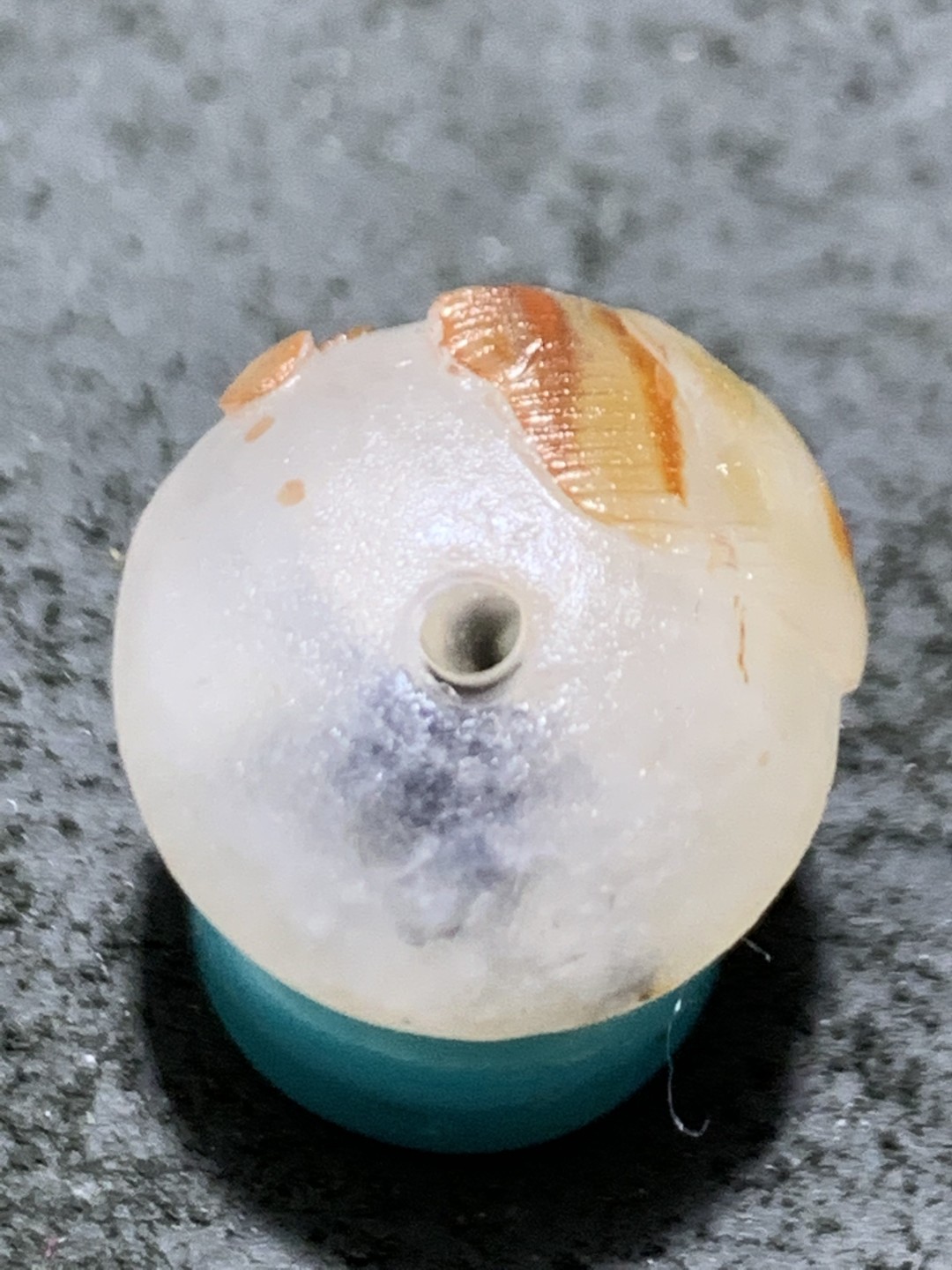 精美冰飘亚光战国红玛瑙手工俏色巧雕鱼钱币随形圆珠一个，