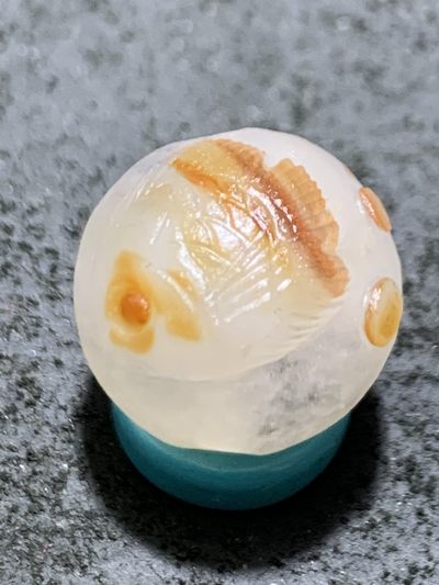 精美冰飘亚光战国红玛瑙手工俏色巧雕鱼钱币随形圆珠一个， - 精美冰飘亚光战国红玛瑙手工俏色巧雕鱼钱币随形圆珠一个，