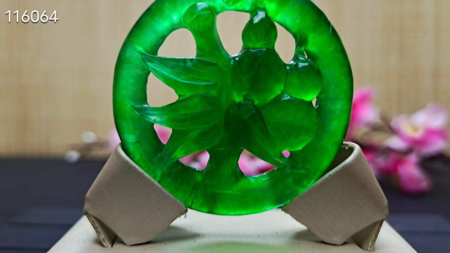 龙石种帝王绿翡翠镂空挂件，整料雕刻，水头超好，超级完美，莹光感超强