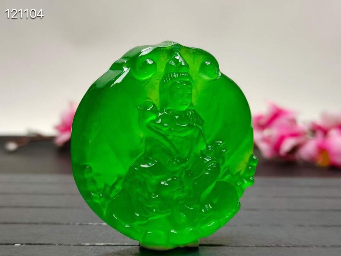 顶级龙石种帝王绿翡翠观音挂件，整料雕刻，水头超好，莹光感超强，重79.9克