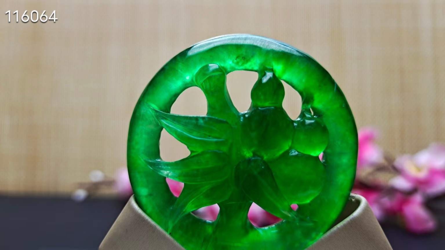 龙石种帝王绿翡翠镂空挂件，整料雕刻，水头超好，超级完美，莹光感超强