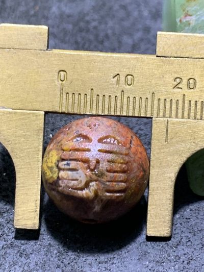 精美亚光风化纹战国红玛瑙手工雕刻義字单珠一颗！ 精美亚光风化纹战国红玛瑙手工雕刻義字单珠一颗！