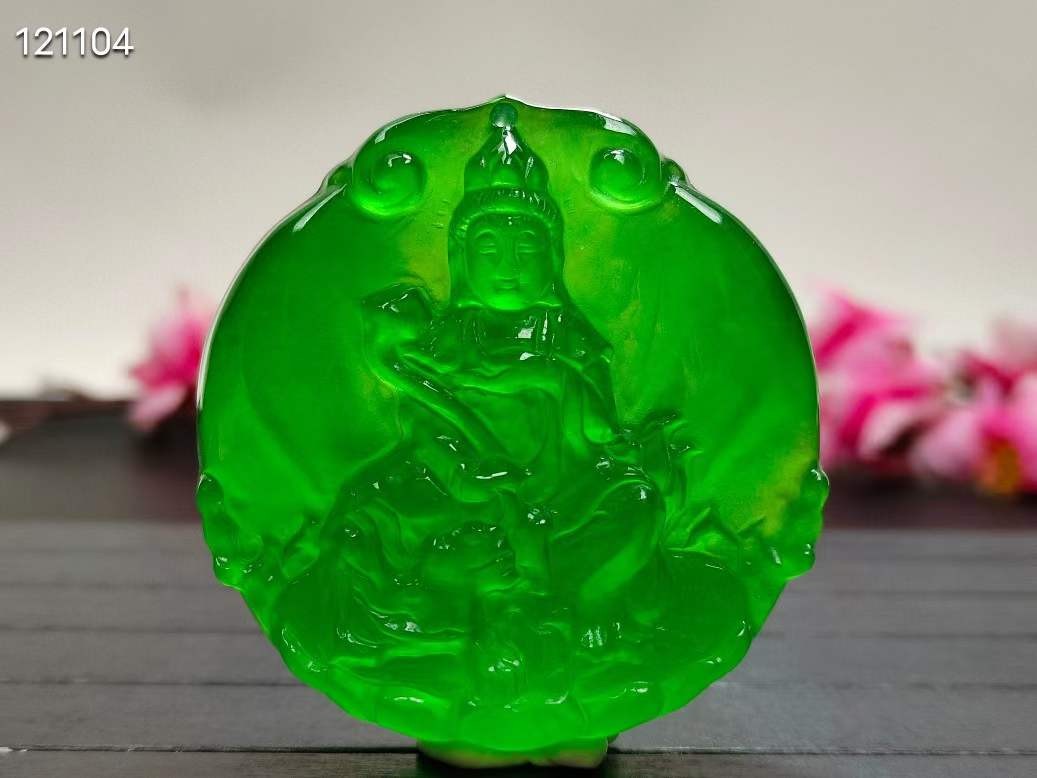 顶级龙石种帝王绿翡翠观音挂件，整料雕刻，水头超好，莹光感超强，重79.9克