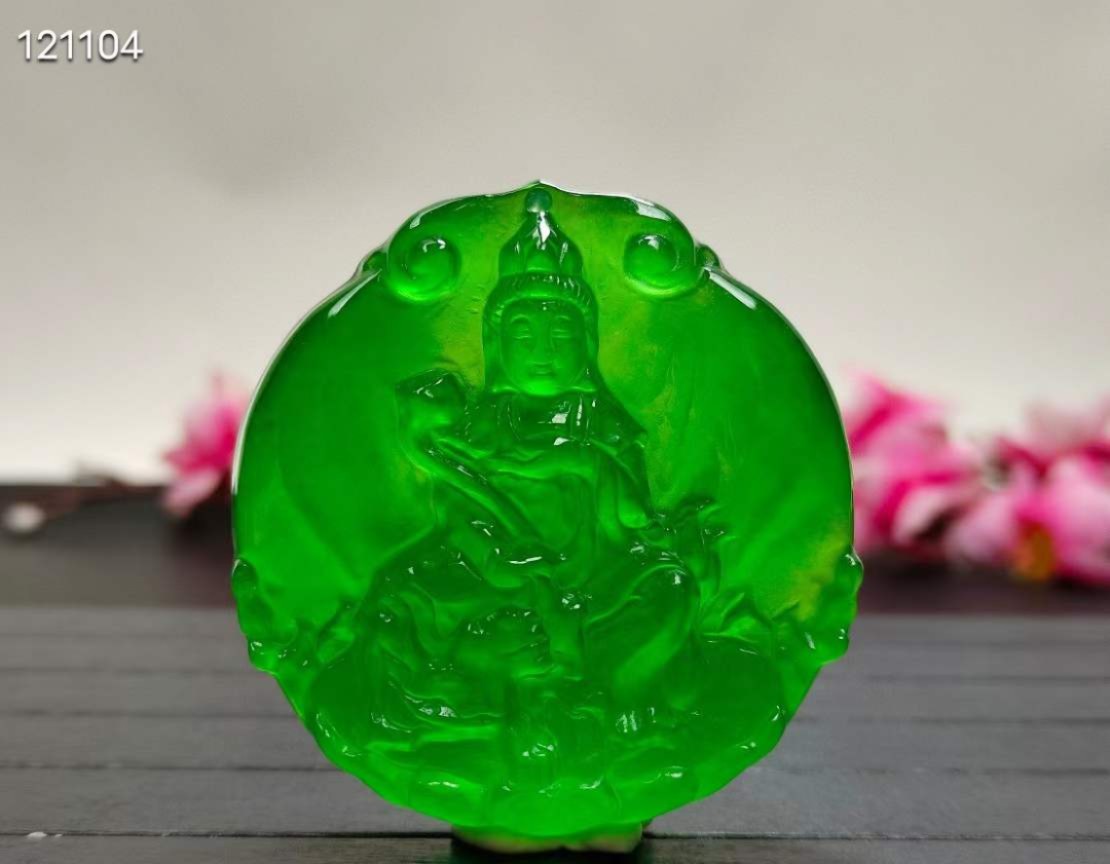 顶级龙石种帝王绿翡翠观音挂件，整料雕刻，水头超好，莹光感超强，重79.9克