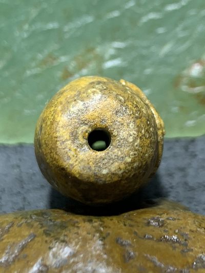 精美亚光战国红玛瑙手工雕刻道字随形桶珠一颗！ 精美亚光战国红玛瑙手工雕刻道字随形桶珠一颗！