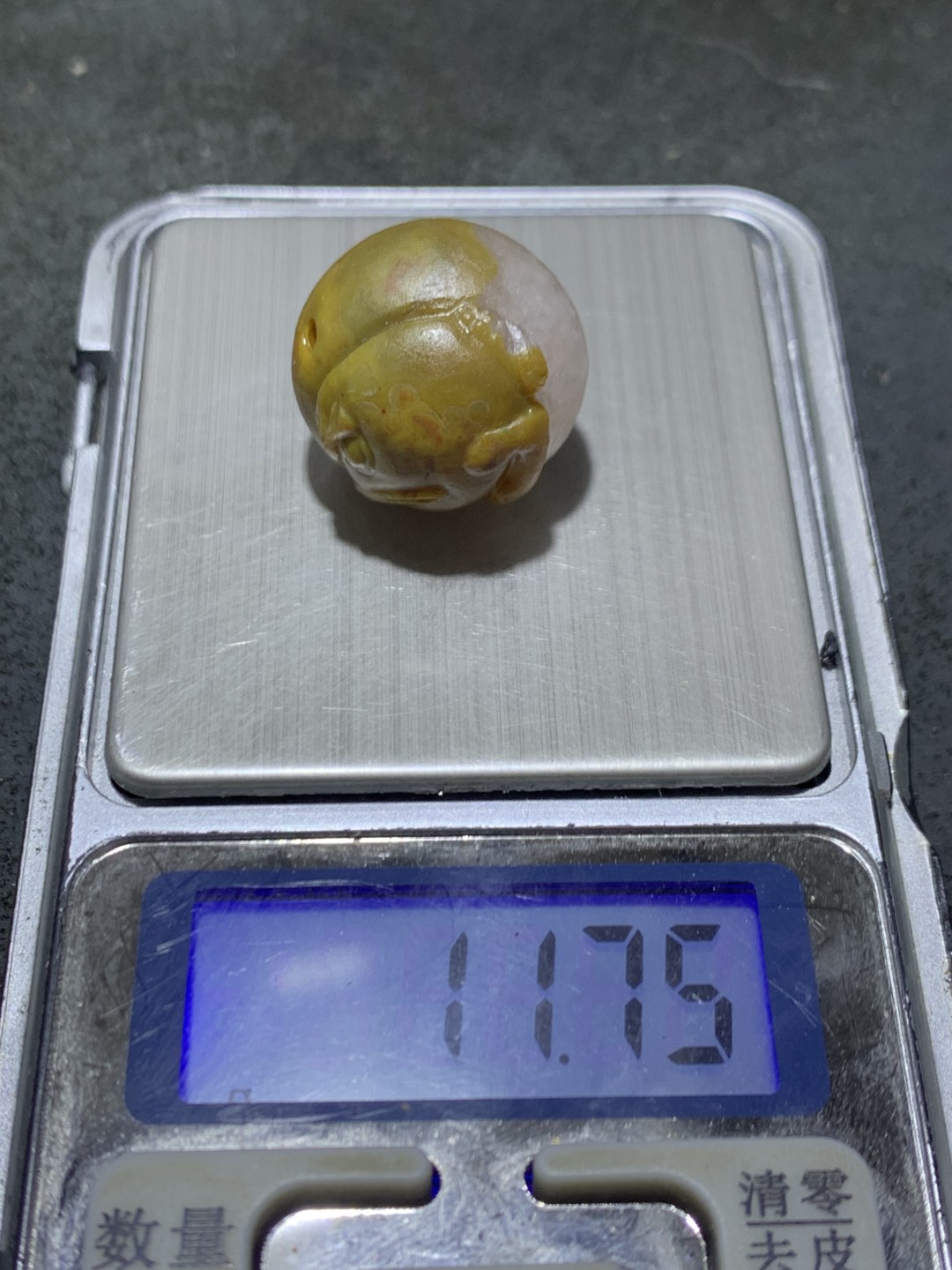 精美冰飘亚光战国红玛瑙手工俏色巧雕三足金蟾财字随形圆珠一个，