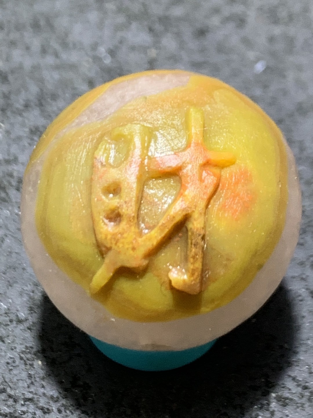 精美冰飘亚光战国红玛瑙手工俏色巧雕三足金蟾财字随形圆珠一个，