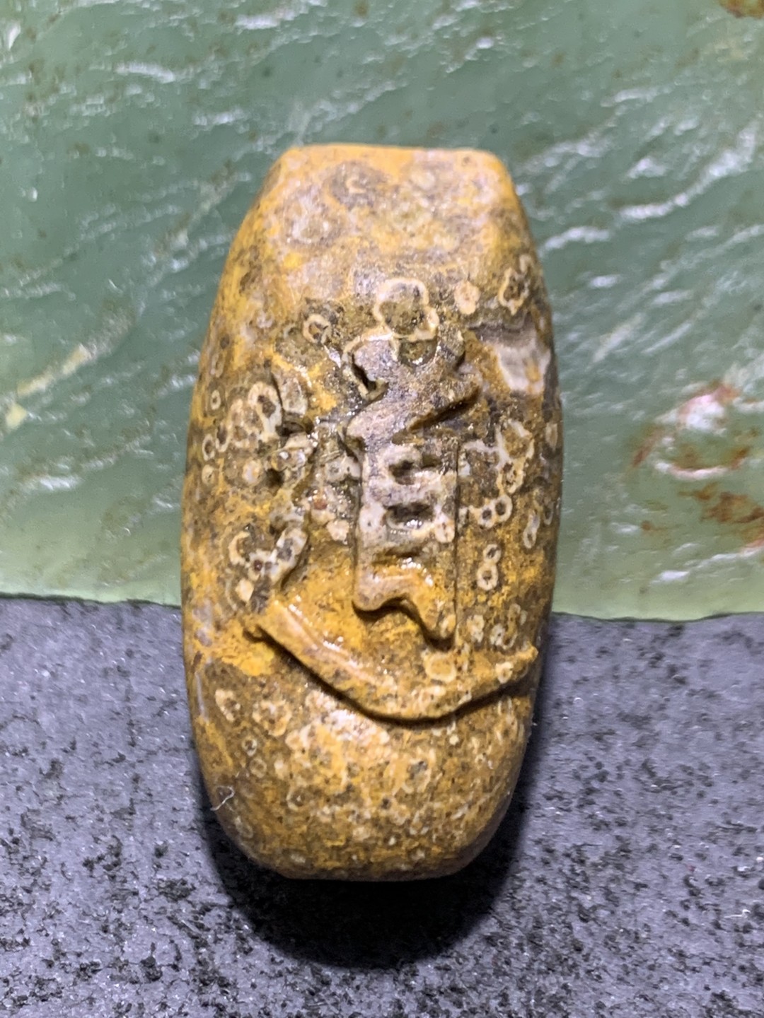 精美亚光战国红玛瑙手工雕刻道字随形桶珠一颗！