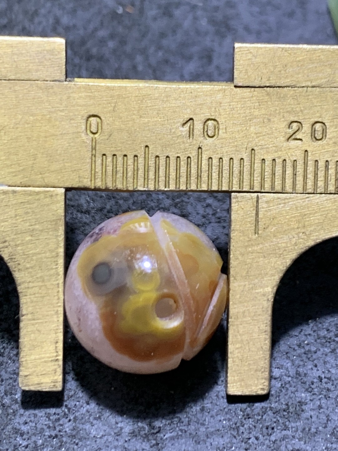 精美冰飘料战国红玛瑙手工俏色巧雕太极珠一颗