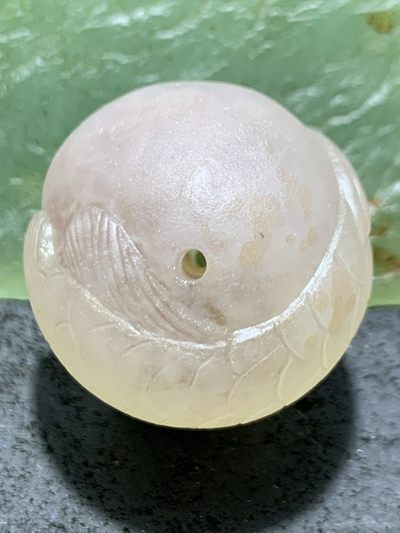 精美冰飘糖心料亚光战国红玛瑙手工俏色巧雕龙鱼随形珠一个， 精美冰飘糖心料亚光战国红玛瑙手工俏色巧雕龙鱼随形珠一个，