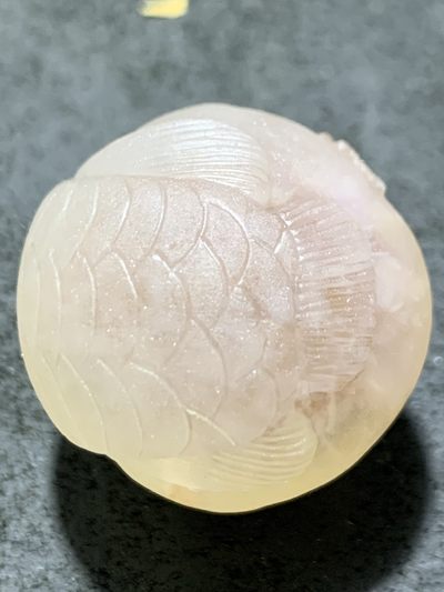 精美冰飘糖心料亚光战国红玛瑙手工俏色巧雕龙鱼随形珠一个， 精美冰飘糖心料亚光战国红玛瑙手工俏色巧雕龙鱼随形珠一个，