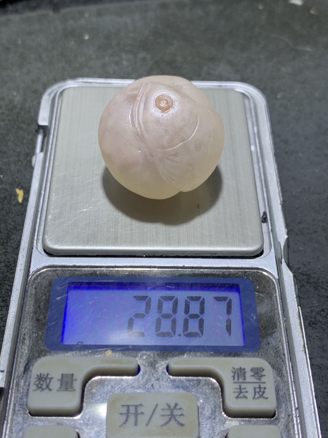 精美冰飘糖心料亚光战国红玛瑙手工俏色巧雕龙鱼随形珠一个，