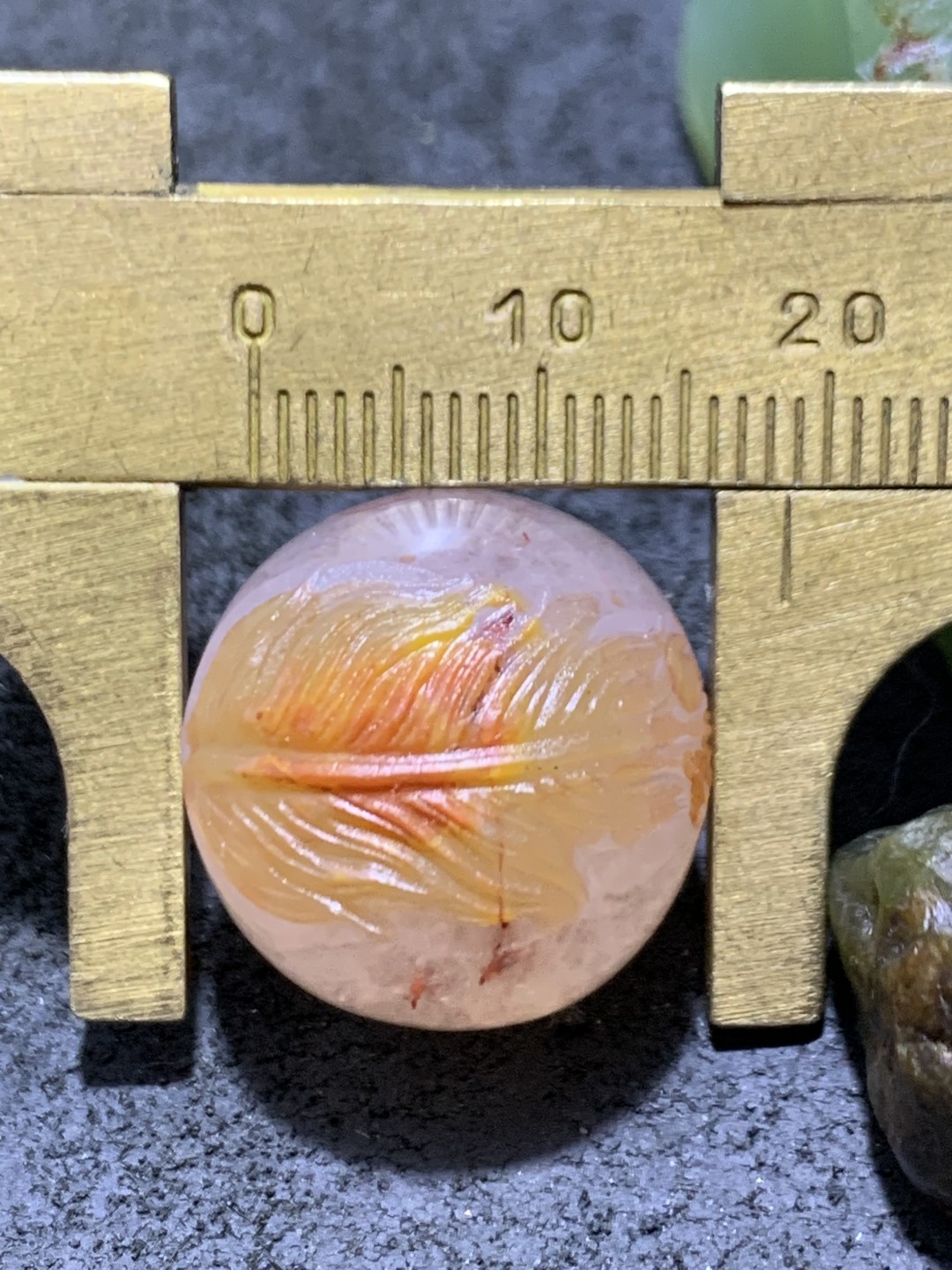 精美亚光高玉化冰飘天眼纹战国红玛瑙手工雕刻羽毛珠一颗！