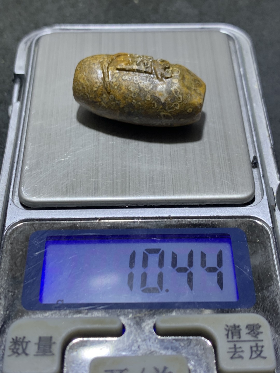 精美亚光战国红玛瑙手工雕刻道字随形桶珠一颗！