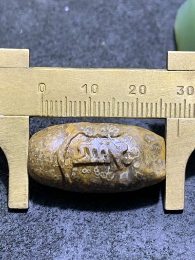 精美亚光战国红玛瑙手工雕刻道字随形桶珠一颗！ 精美亚光战国红玛瑙手工雕刻道字随形桶珠一颗！