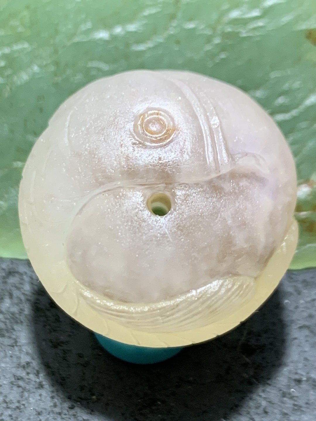 精美冰飘糖心料亚光战国红玛瑙手工俏色巧雕龙鱼随形珠一个，