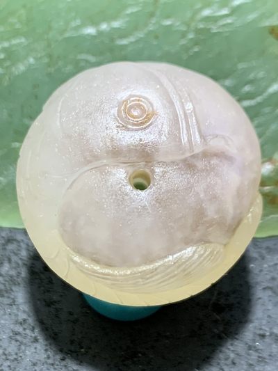 精美冰飘糖心料亚光战国红玛瑙手工俏色巧雕龙鱼随形珠一个， 精美冰飘糖心料亚光战国红玛瑙手工俏色巧雕龙鱼随形珠一个，