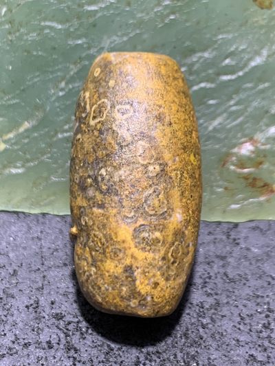 精美亚光战国红玛瑙手工雕刻道字随形桶珠一颗！ 精美亚光战国红玛瑙手工雕刻道字随形桶珠一颗！