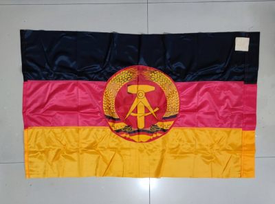 红色经典收藏6月17日周六晚上7点 - 1987年东德民主德国国旗 双面国徽 带厂标 左边有插旗杆的位置  100X60厘米  库存品相  绝版