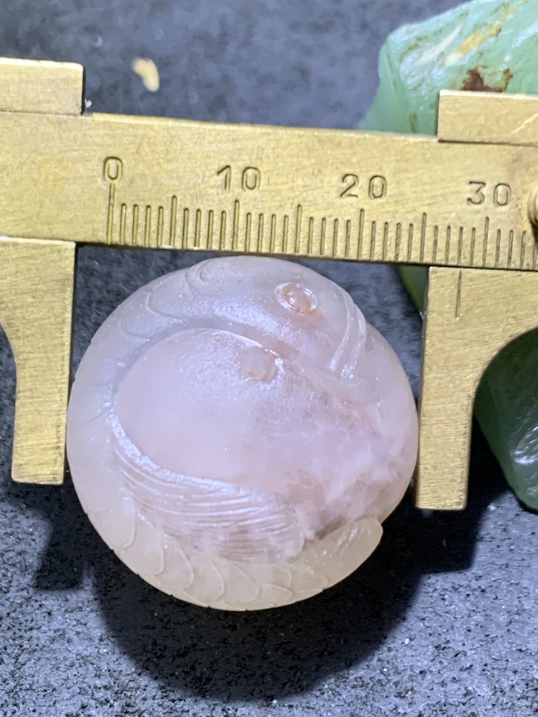 精美冰飘糖心料亚光战国红玛瑙手工俏色巧雕龙鱼随形珠一个，
