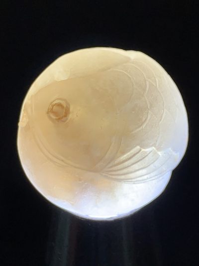 精美冰飘糖心料亚光战国红玛瑙手工俏色巧雕龙鱼随形珠一个， 精美冰飘糖心料亚光战国红玛瑙手工俏色巧雕龙鱼随形珠一个，