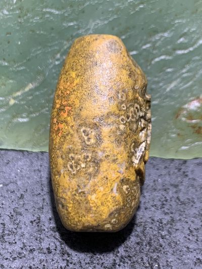 精美亚光战国红玛瑙手工雕刻道字随形桶珠一颗！ 精美亚光战国红玛瑙手工雕刻道字随形桶珠一颗！