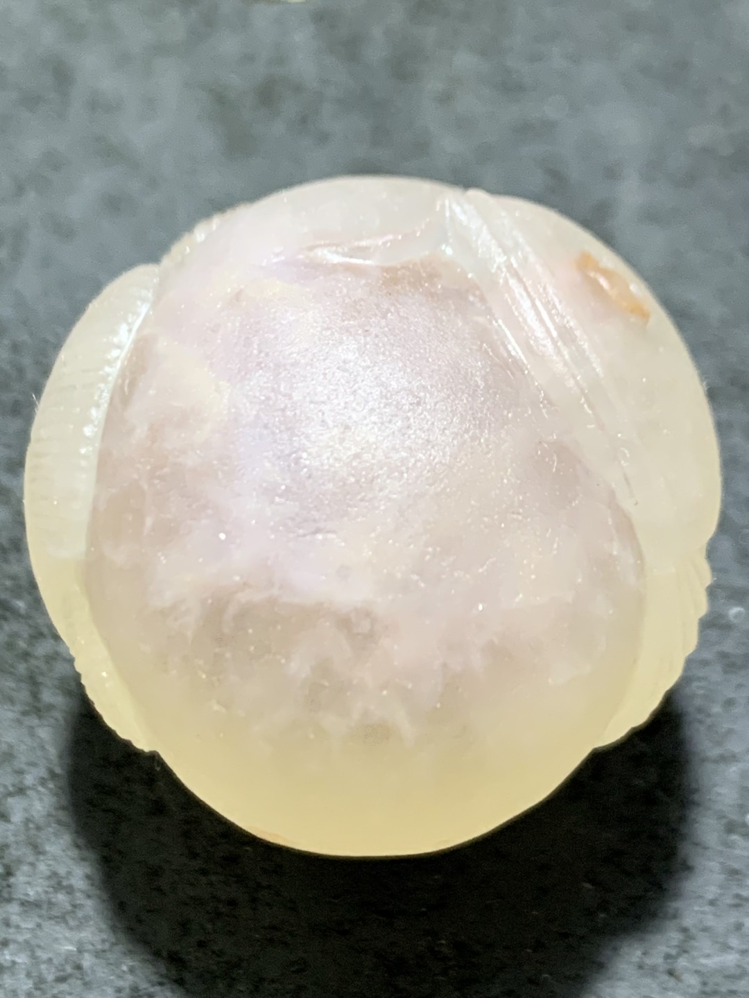 精美冰飘糖心料亚光战国红玛瑙手工俏色巧雕龙鱼随形珠一个，