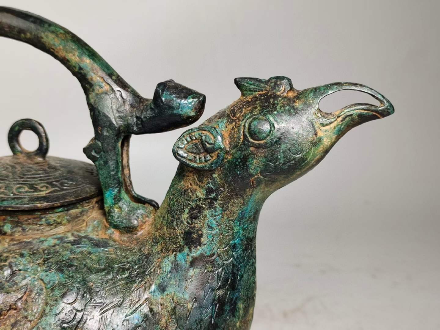 雕刻铭文，兽纹青铜鸟壶一对。