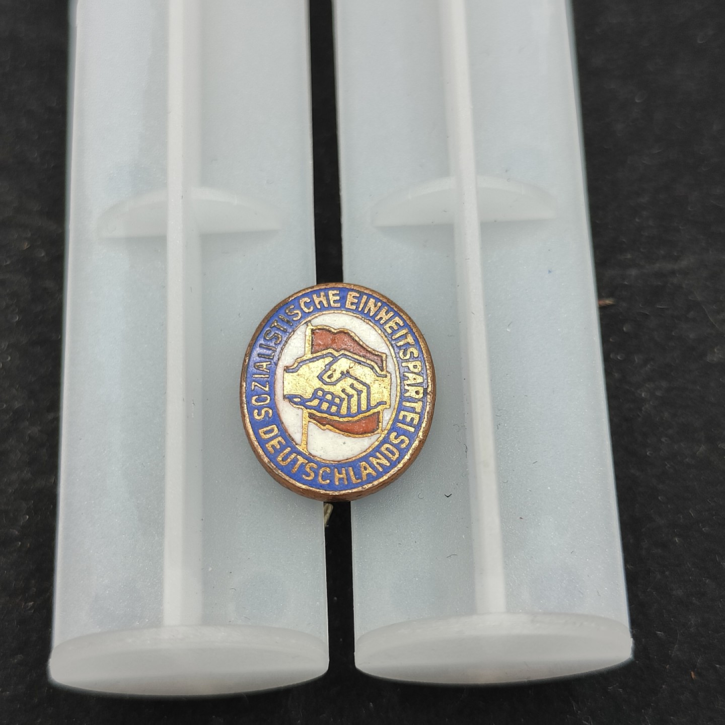 全场0元起拍 第62期 咸鱼国勋章拍卖专场 6月7日（周三）下午6：00开始 东德统一社会党党徽 早期珐琅版