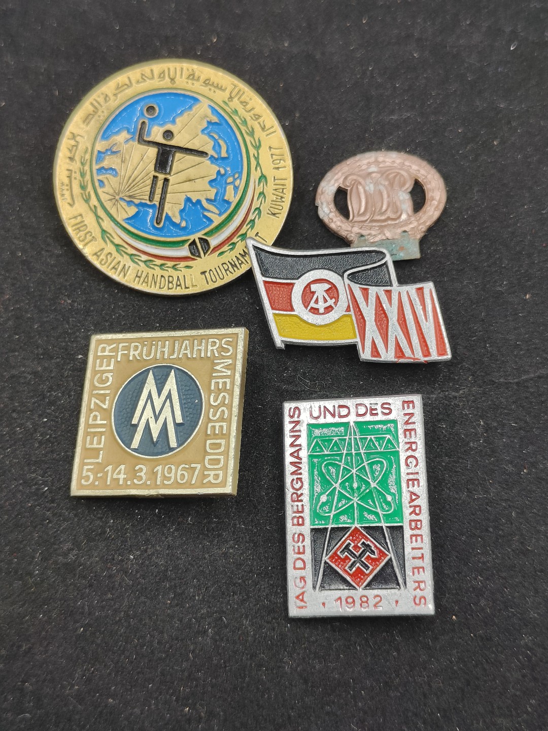 全场0元起拍 第62期 咸鱼国勋章拍卖专场 6月7日（周三）下午6：00开始 东德徽章一组