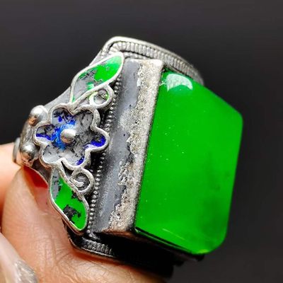 足银景泰蓝镶嵌冰种翡翠戒指。    足银景泰蓝镶嵌冰种翡翠戒指。   