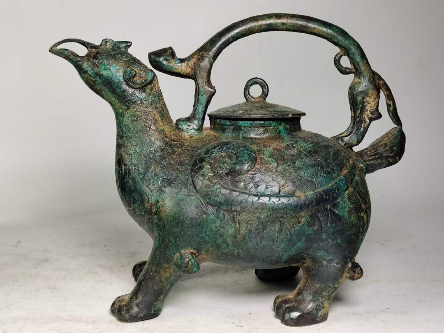 雕刻铭文，兽纹青铜鸟壶一对。