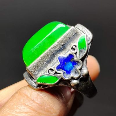 足银景泰蓝镶嵌冰种翡翠戒指。    足银景泰蓝镶嵌冰种翡翠戒指。   