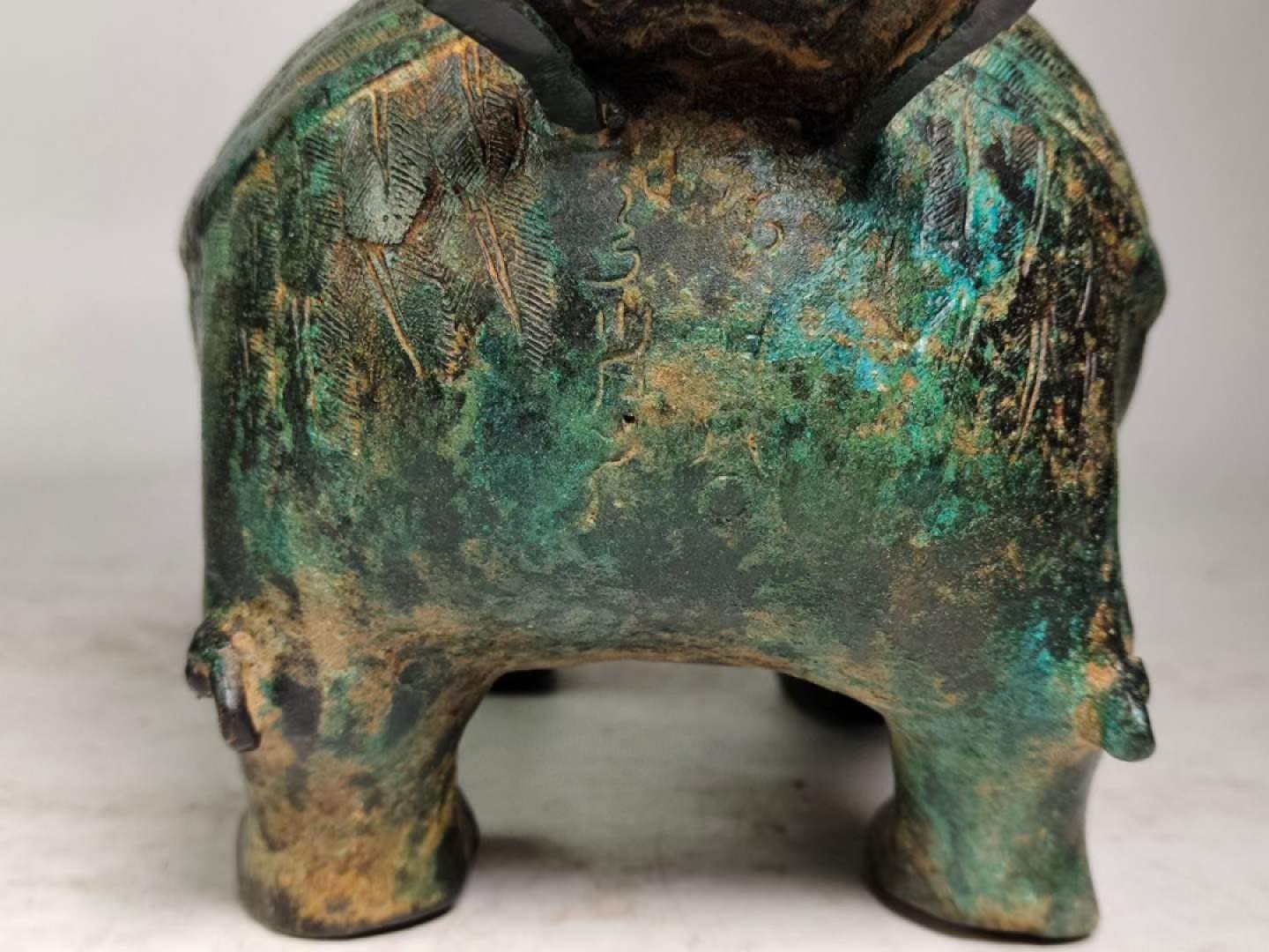 雕刻铭文，兽纹青铜鸟壶一对。