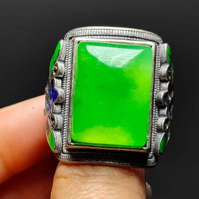 足银景泰蓝镶嵌冰种翡翠戒指。    足银景泰蓝镶嵌冰种翡翠戒指。   