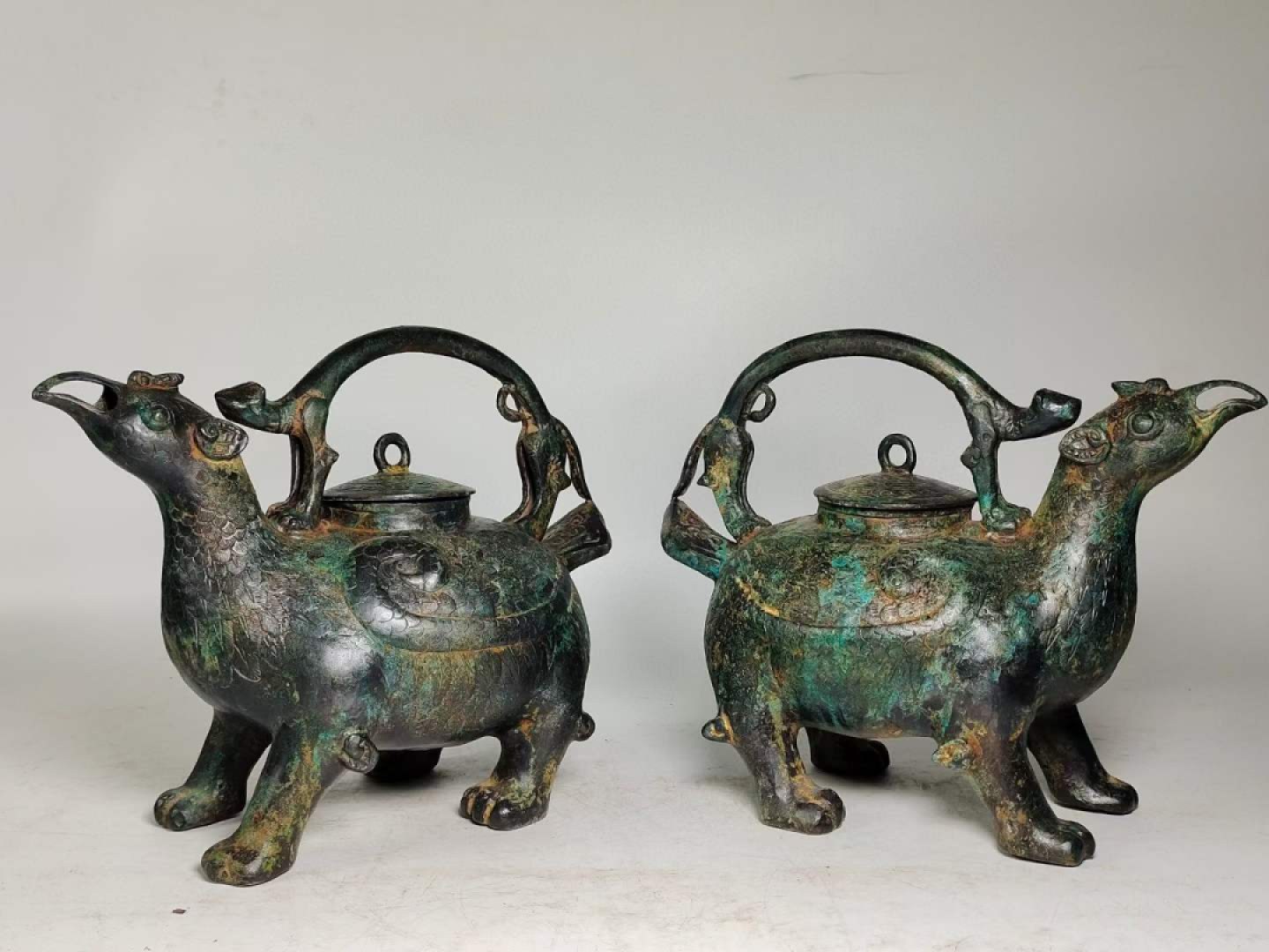 雕刻铭文，兽纹青铜鸟壶一对。