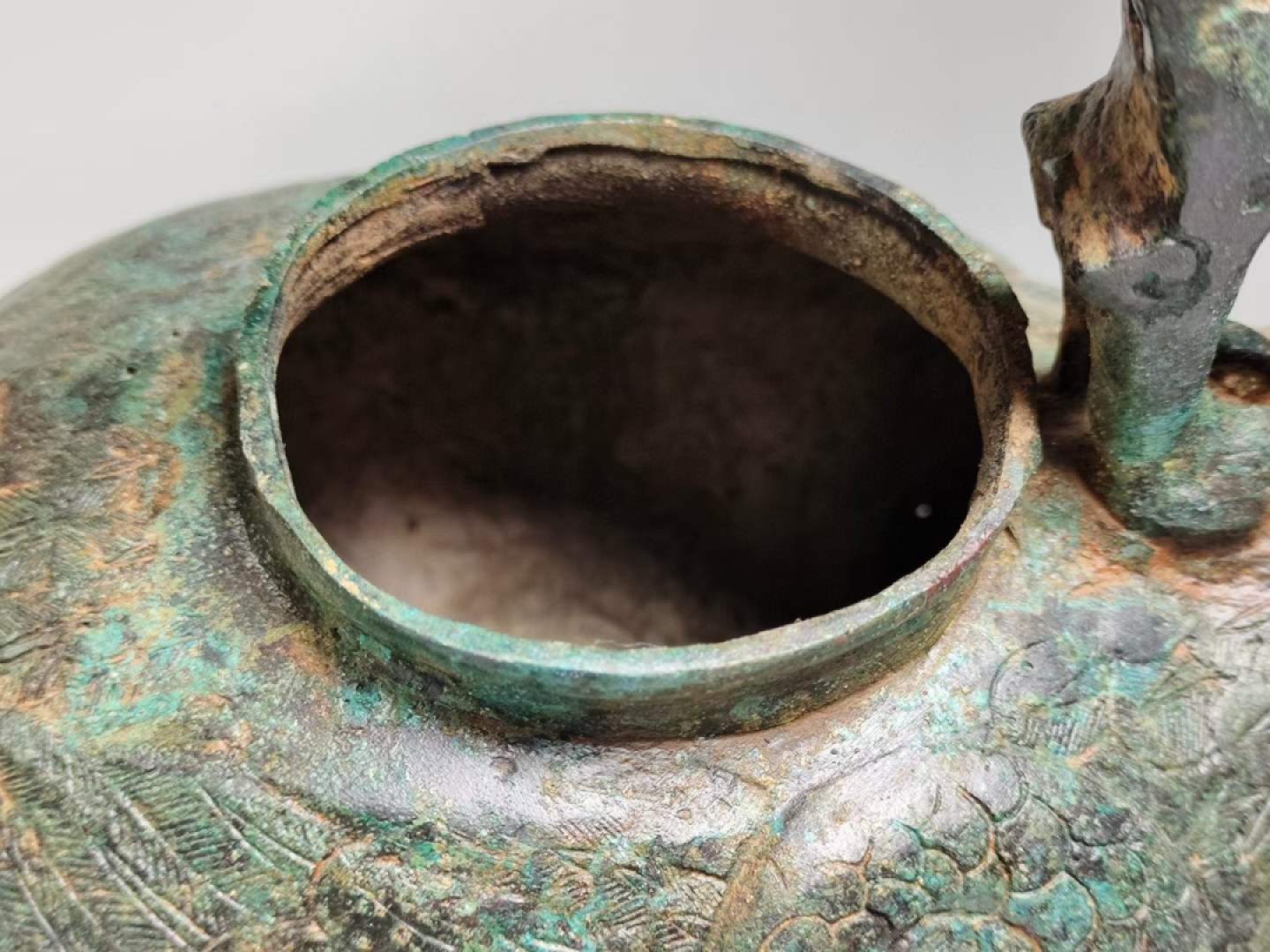 雕刻铭文，兽纹青铜鸟壶一对。