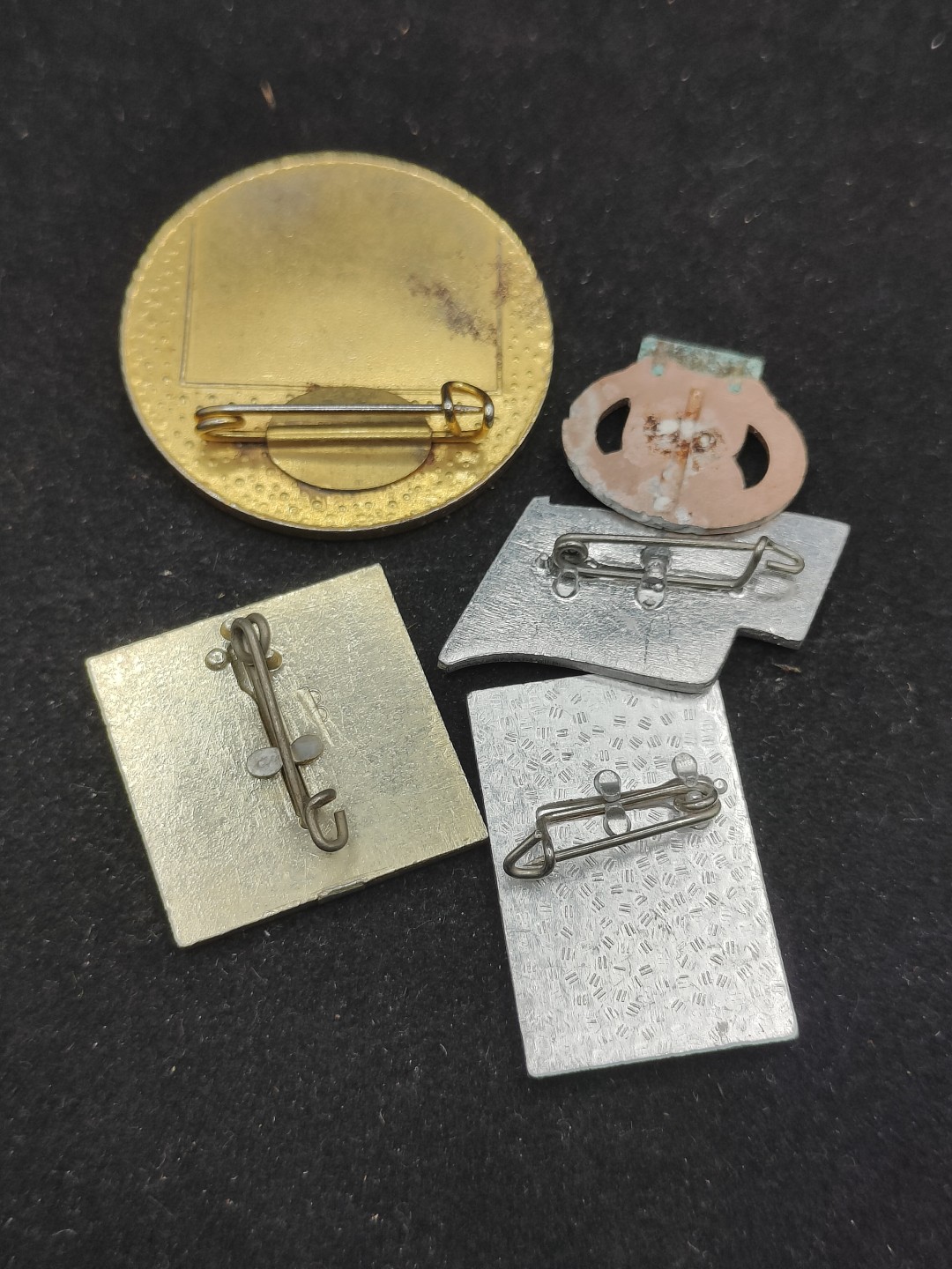 全场0元起拍 第62期 咸鱼国勋章拍卖专场 6月7日（周三）下午6：00开始 东德徽章一组