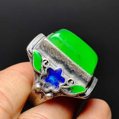 足银景泰蓝镶嵌冰种翡翠戒指。    足银景泰蓝镶嵌冰种翡翠戒指。   