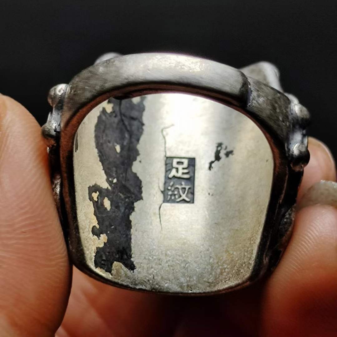 足银景泰蓝镶嵌冰种翡翠戒指。   