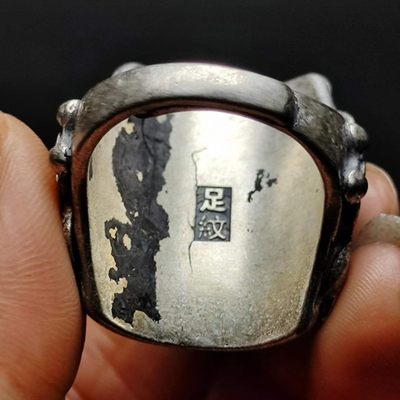 足银景泰蓝镶嵌冰种翡翠戒指。    足银景泰蓝镶嵌冰种翡翠戒指。   