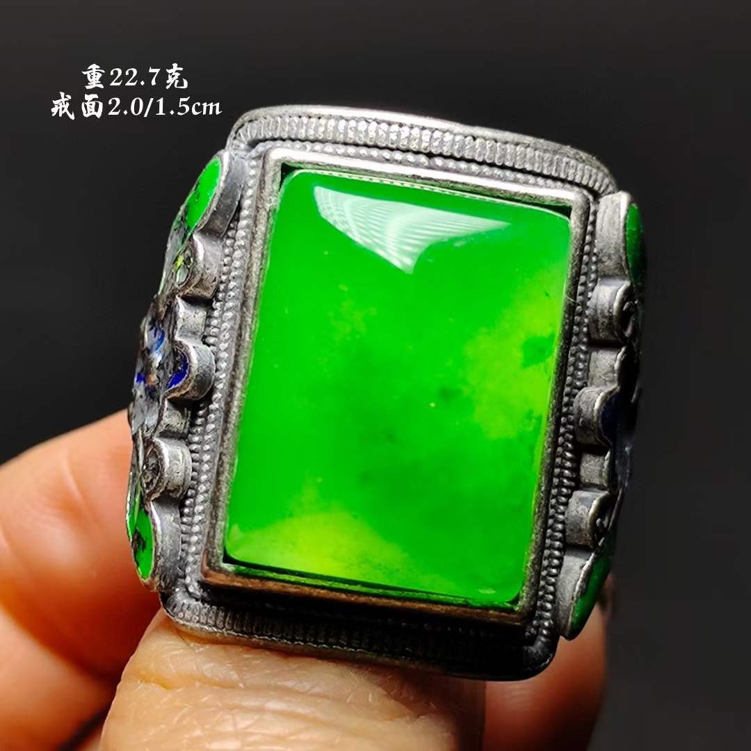 足银景泰蓝镶嵌冰种翡翠戒指。   
